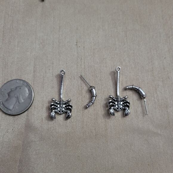 Scorpion through ear illusion earrings - Picture 3 of 3